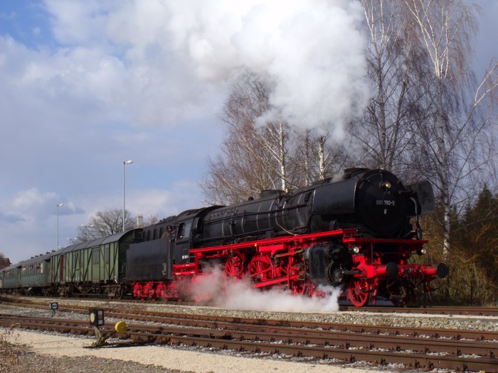 01 180 mit BEM- Zug auf der Rückfahrt von Gunzenhausen nach Nördlingen, Ausfahrt Wassertrüdingen, um 16:55h am 06.04.2015