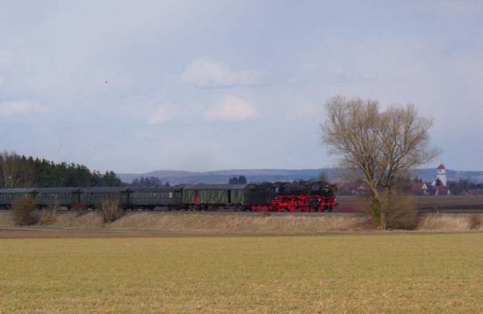 01 180 mit BEM-Zug von Gunzenhausen->Nördlingen bei Löpsingen, um 17:31h am 06.04.2015