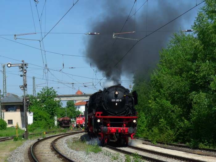 01 180 mit BEM- Zug Nördlingen-Harburg anläßlich der “Frühlings-Dampftage” des BEM als “Schnellzug” ausgeschrieben, Ausfahrt Nördlingen, um 11:03h am 16.05.2015