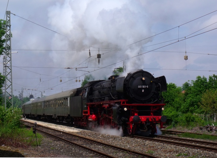 01 180 mit BEM- Zug Nördlingen-Harburg etwa 500m hinter der Ausfahrt von Nördlingen, um 12:31h am 17.05.2015