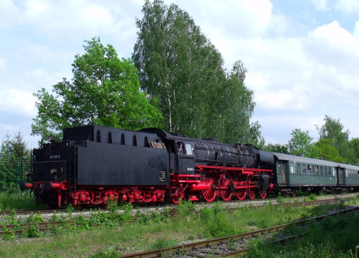 01 180 Tv mit Zug von Harburg einfahrend in Wassertrüdingen, um 16:25h am 17.05.2015