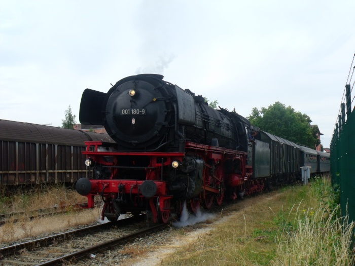 01 180 mit dem zweiten Zug des Tages Gunzenhausen->Nördlingen, direkt bei der Abfahrt im Bahnhof Wassertrüdingen, um 16:49h am 12.07.2015