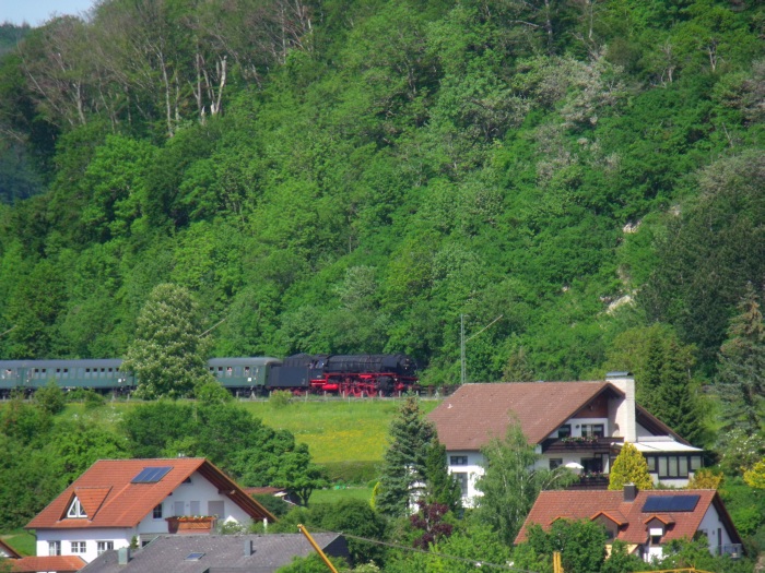 01 180 mit Sonderzug DPE 61440 aus Nördlingen bergab fahrend vor Lauchheim, um 15:36h am 01.06.2019