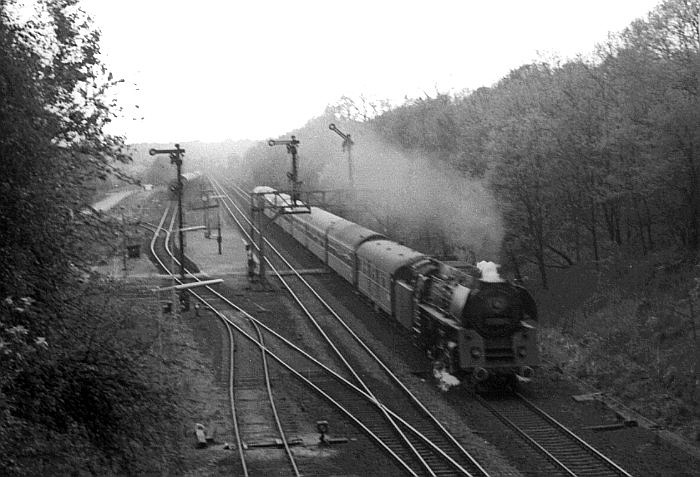 01 0525 Durchfahrt Bahnhof Müssen, Mai 1973