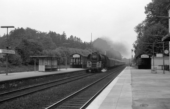 01 0502 Durchfahrt Bahnhof Friedrichsruh, Mai 1973.