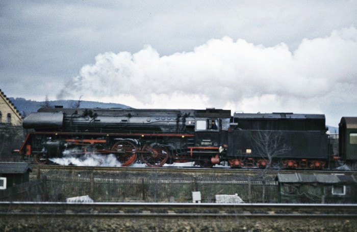 01 0501 mit P 4006 an der Ausfahrt von Saalfeld, am 25.03.1978