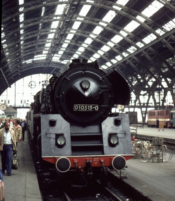 01 0513 ist mit dem E 802 soeben in Leipzig Hbf eingetroffen, um 13:20h am 27.08.1979