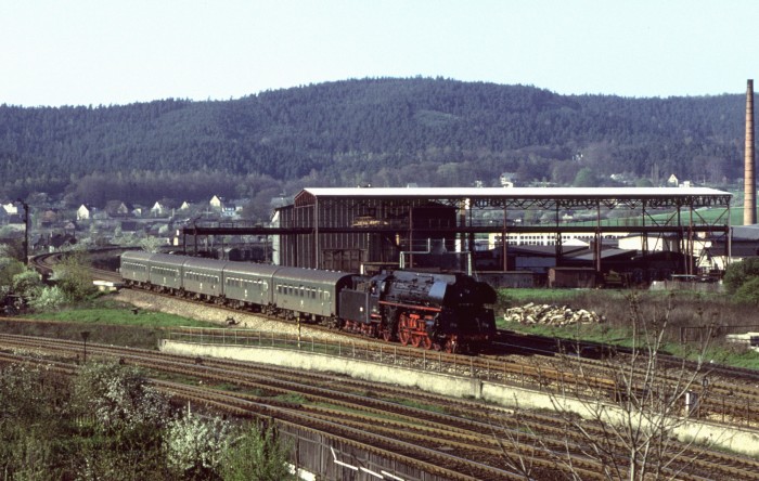 01 1518 P 3025 Einfahrt Saalfeld, 10.05.1980