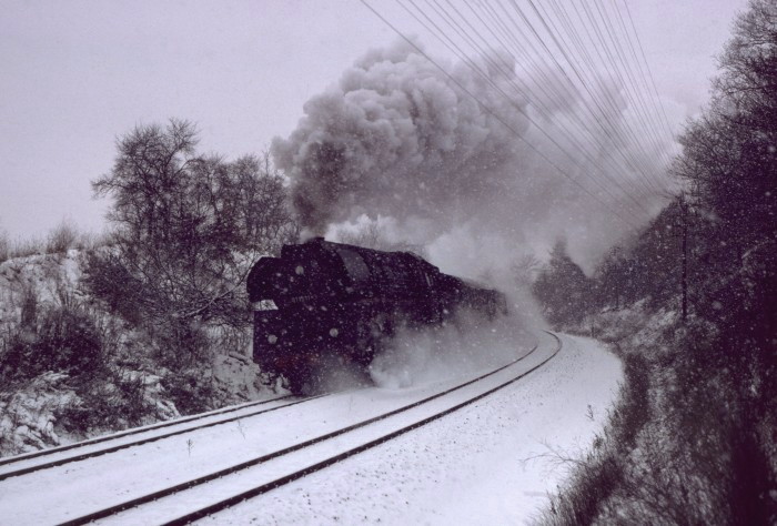 01 1511 E 802 im Schneegestöber hinter Saalfeld, 10.01.1981