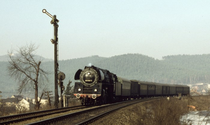 01 1512 mit dem P 8015 aus Gera am Einfahrsignal von Saalfeld, 31.01.1981
