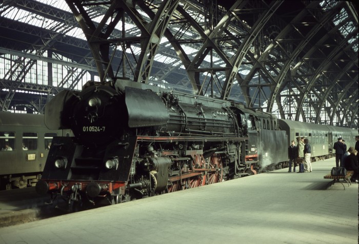01 0524 mit E 800 in Leipzig Hbf eingetroffen, 21.03.1981