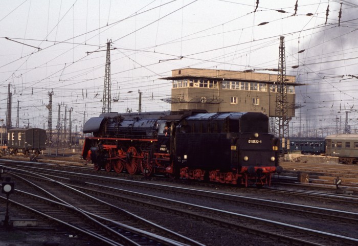 01 0522 setzt vor Messesonderzug in Leipzig Hbf, 21.03.1981