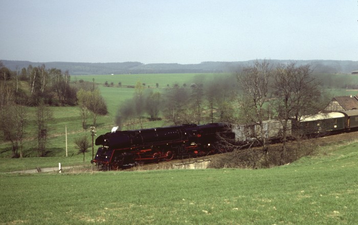 01 0522 mit P 8012 abwärts bei Neunhofen, 11.04.1981