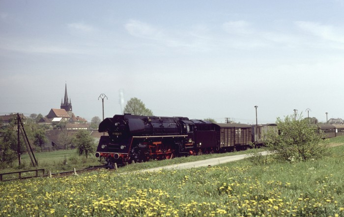 01 0522 mit P 8015 in Neunhofen, 09.05.1981