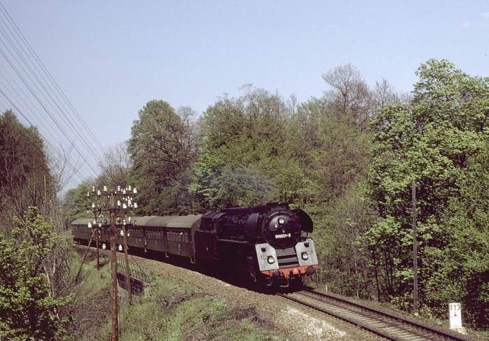 01 0521 mit P 3023 bei der Schlagmühle im Orla-Tal vorm  Oppurger Tunnel, 09.05.1981