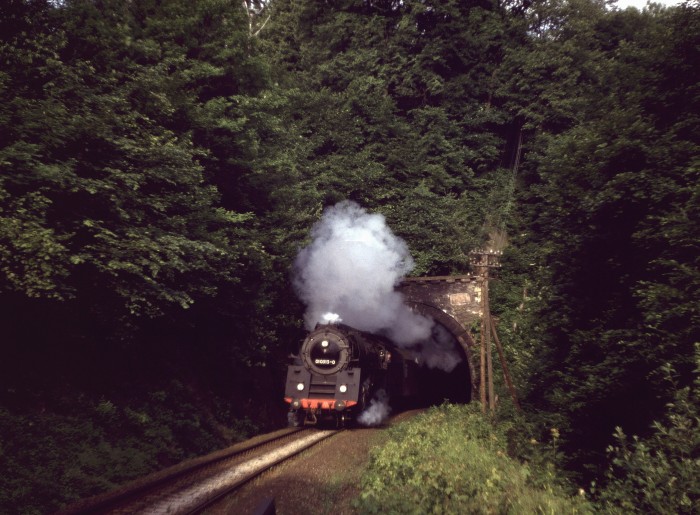 01 0513 mit P 8012 ausfahrend Oppurger Tunnel, 13.06.1981
