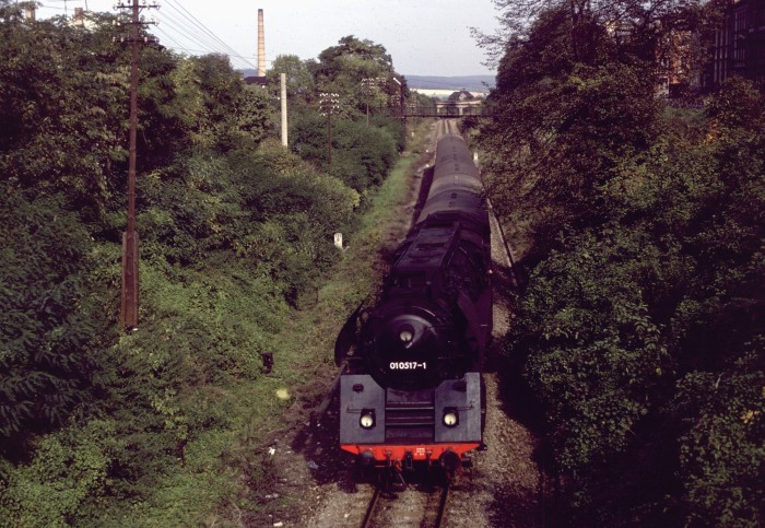 01 0517 mit P 3023 Einfahrt Pößneck, 26.09.1981