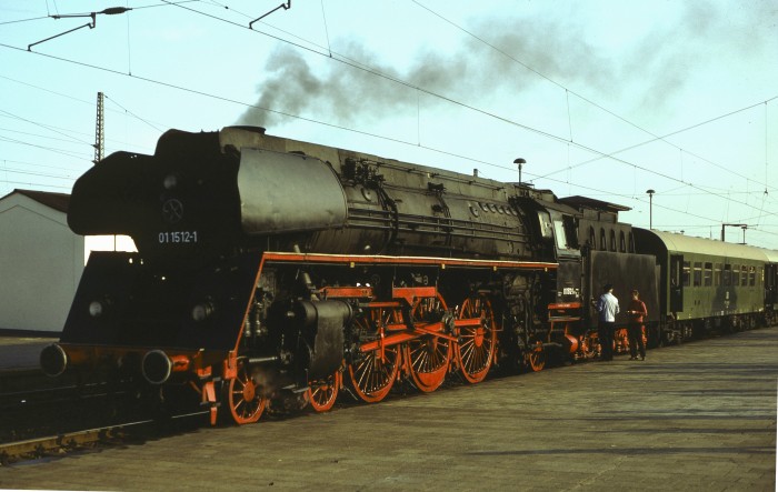 01 1512 vor DMV-Sonderzug in Magdeburg Hbf, am 13.06.1982