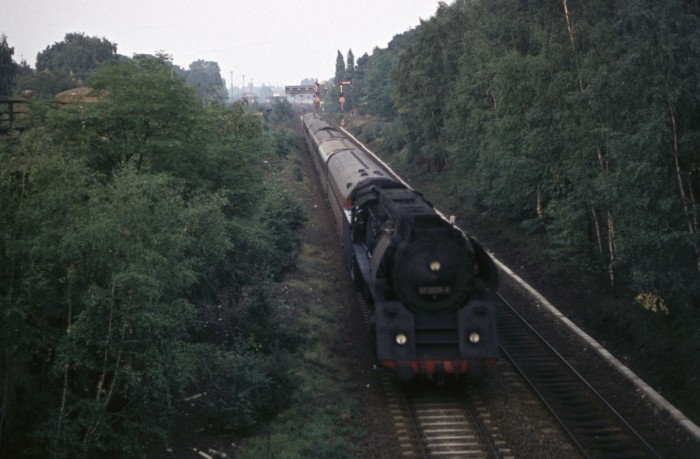 01 0505 D-Zug ->Hamburg, hinter dem Bahnhof Wannsee, um 17:25h am 30.09.1975