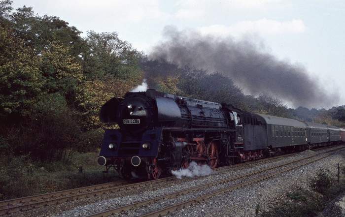 01 1512 mit D 370 bei Gröbern, am 04.10.1976