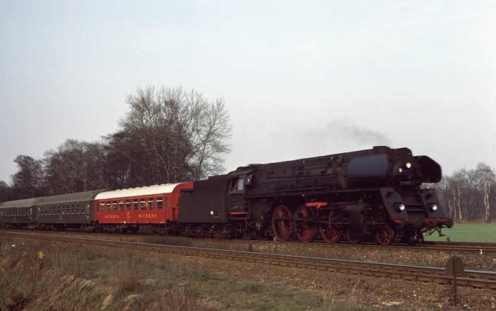 01 1512 mit D 371 Pannonia südlich Elsterwerda, 18.03.1977