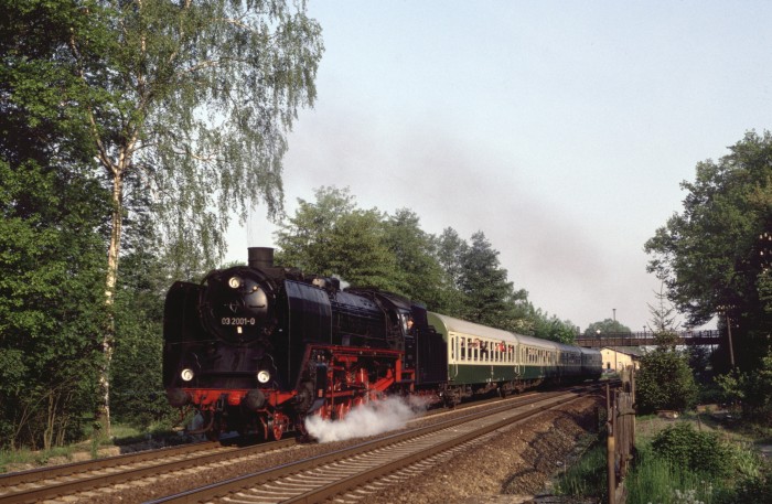 03 001 mit E 4481 Ausfahrt Arnsdorf, 26.05.1995