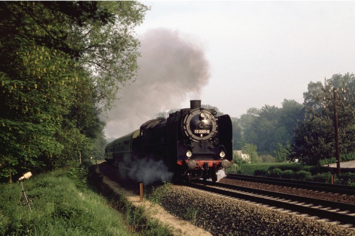 03 001 mit E 4481 wird aufgenommen hinter Arnsdorf, am 27.05.1995