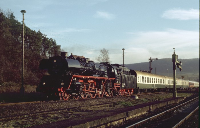 03 1010  mit Sonderreisezug “80854” einfahrend in Grimmenthal, 19.11.2000