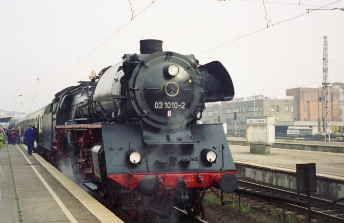 03 1010 vor D 21060 in Berlin-Lichtenberg, am 27.10.1996