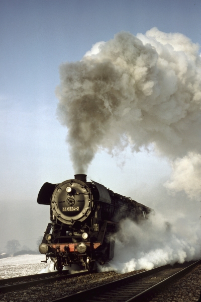 44 0324 donnert mit schwerem Güterzug die Steigung hinter Saalfeld hoch, Januar 1981