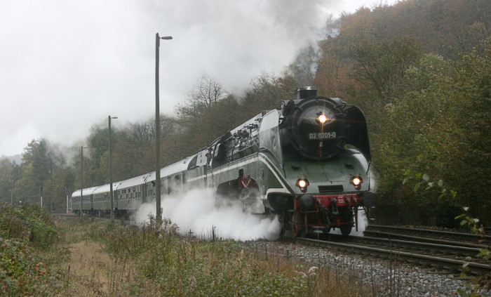18 201 mit Sonderzug DPE 31978 von Meiningen Richtung Eisenach Ausfahrt Förtha, um 14:06h am 23.10.2009