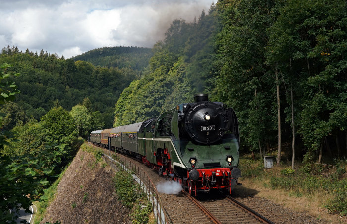 18 201 mit Sonderzug und auf Abschiedsfahrt nach Meiningen unterhalb von Gehlberg, am 01.09.2018