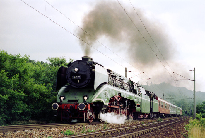 18 201 mit Sonderzug E17147 auf der Wienerwaldrampe bei Maria Anzbach, am 11.07.1996
