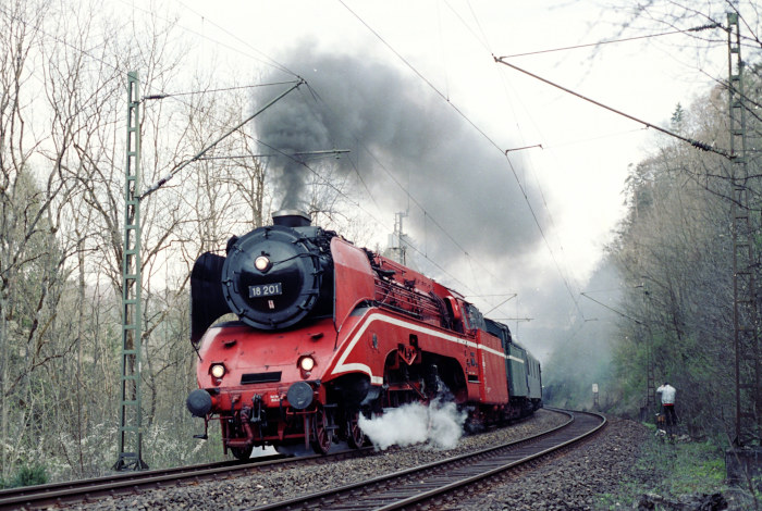 18 201 mit Sonderzug (Dbz 83588) von Horb Richtung Stuttgart, in der Steigung vor Eutingen im unteren Tal, am 19.04.2003