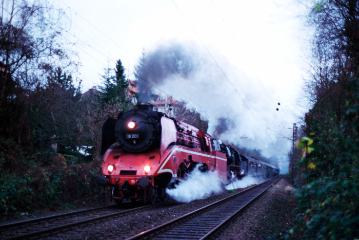 18 201 + 50 3539 mit Sonderzug DNR 80866 bei Stuttgart-West (bei Strecken-km 6,5), um 14:30h am 30.11.2002