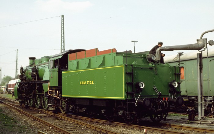 18 478 alias Lok 3673 erhält Wasser im Bw Nördlingen, 27.04.1996
