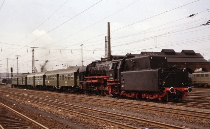 023 076 Tv einfahrend mit Nahverkehrszug in Saarbrücken Hbf, am 15.05.1975