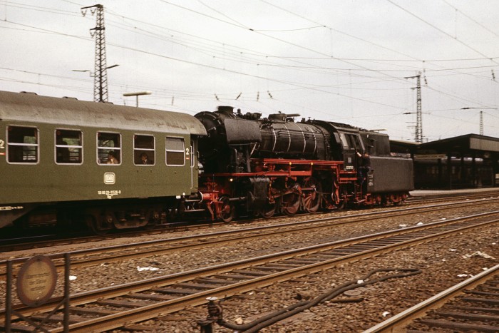 023 076 Tv einfahrend mit Nahverkehrszug in Saarbrücken Hbf, am 15.05.1975