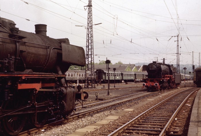 023 076 begegnet einer 50 im Hbf Saarbrücken, 15.05.1975.