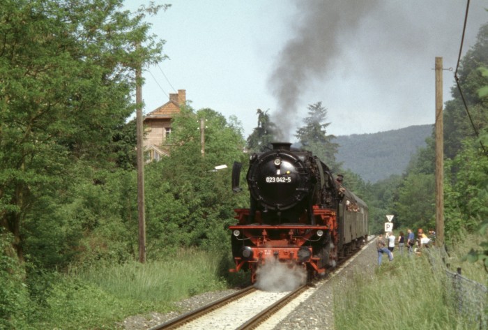 23 042 RB 18415 Abfahrt im kleinen Bahnhof Rippberg, 10:01h am 27.05.2005