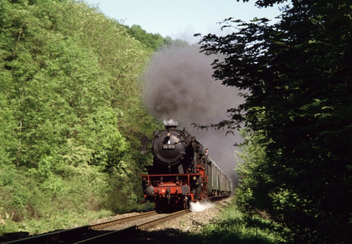 23 058 Sonder-Personenzug hintern Tunnel bei Niederstetten, 28.05.2005