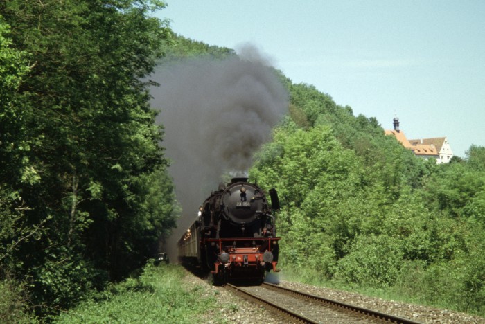 23 058 Sonder-Personenzug hintern Tunnel bei Niederstetten, 28.05.2005