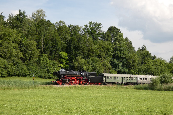 23 058 vor dem abendlichen, als Schlemmerzug bezeichneten Sonderzug auf der Strecke Schorndorf-Welzheim hinter Miedelsbach, um 17:08h am 26.06.2021