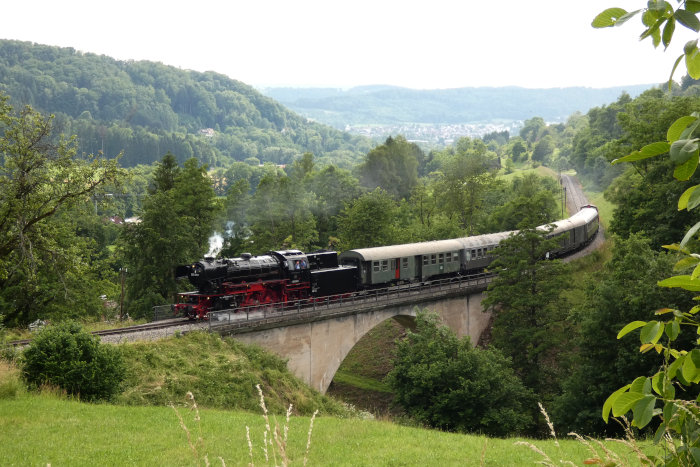 23 058 vor dem Schlemmerexpress auf dem Igelsbach-Viadukt bei Klaffenbach, um 17:55h am 26.06.2021