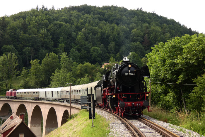 23 058 vor dem Schlemmerexpress beim längeren Verzehrhalt auf dem Strümpfelbachtal-Viadukt bei Klaffenbach, hinten dran ist V100 2084, um 18:06h am 26.06.2021