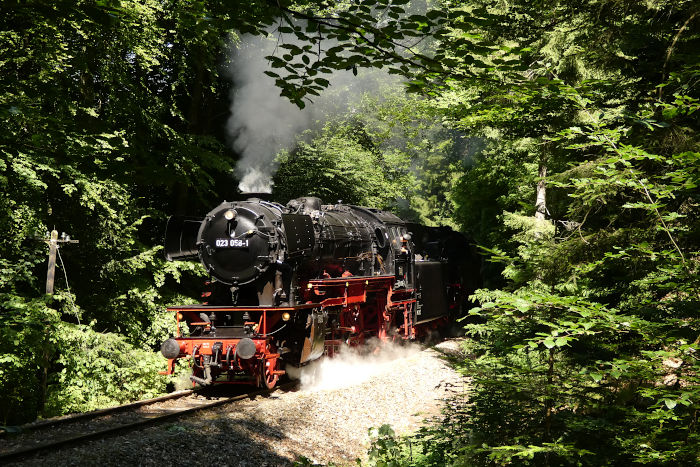 23 058 + 64 419 vor dem regulären Zug von Schorndorf nach Welzheim hinter Laufenmühle im Wald (bei Km 17,7), um 11:28h am 27.06.2021