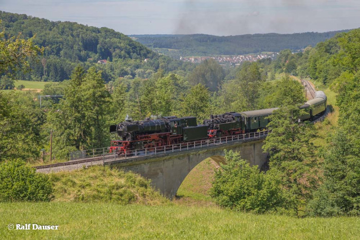 23 058 + 64 419 vor dem regulären Zug von Schorndorf nach Welzheim bei Klaffenbach auf dem Igelsbachtal-Viadukt, um 10:40h am 27.06.2021