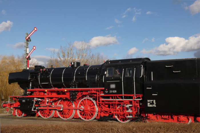 23 029 als Denkmal-Lokomotive vor dem Berufsschulzentrum in Aalen, fotografiert gegen 17:00h am 27.03.2021