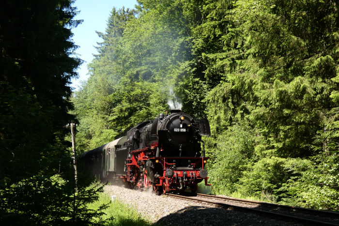 23 058 mit Zug Schorndorf->Welzheim im Wald zwischen Laufenmühle und Breitenfürst (bei km 18,4), um 14:46h am 13.06.2021