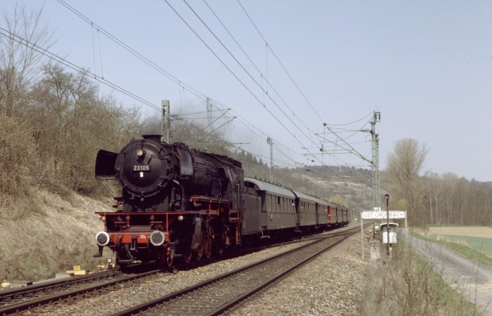 23 105 mit Sonderzug aus Würzburg bei der Üst. Grünbach vor Lauda, am 21.04.1996